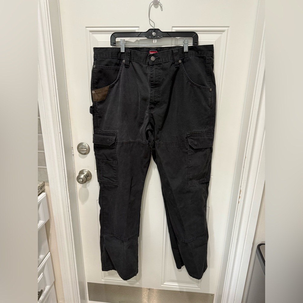 Wrangler Men's Black Cargo Work Pants size 40